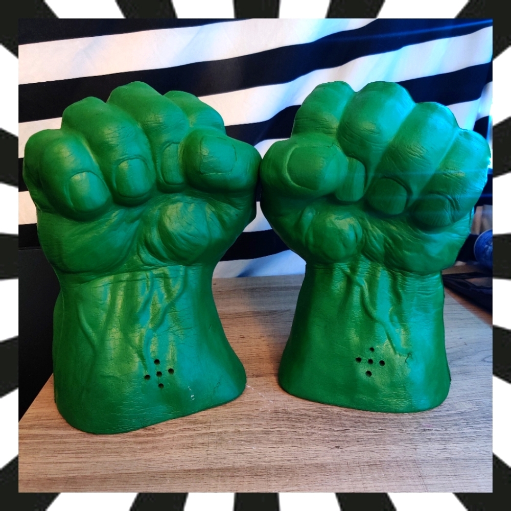 The Incredible Hulk Hands (2003)
